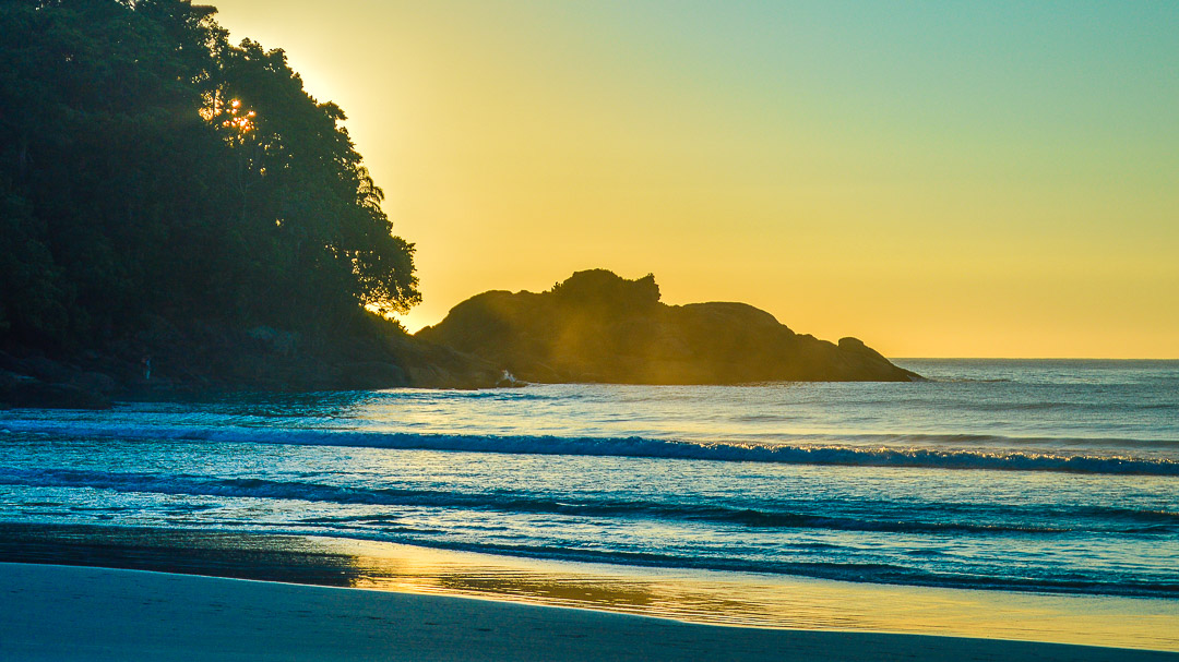 Praia Grande de Ubatuba ao amanhecer